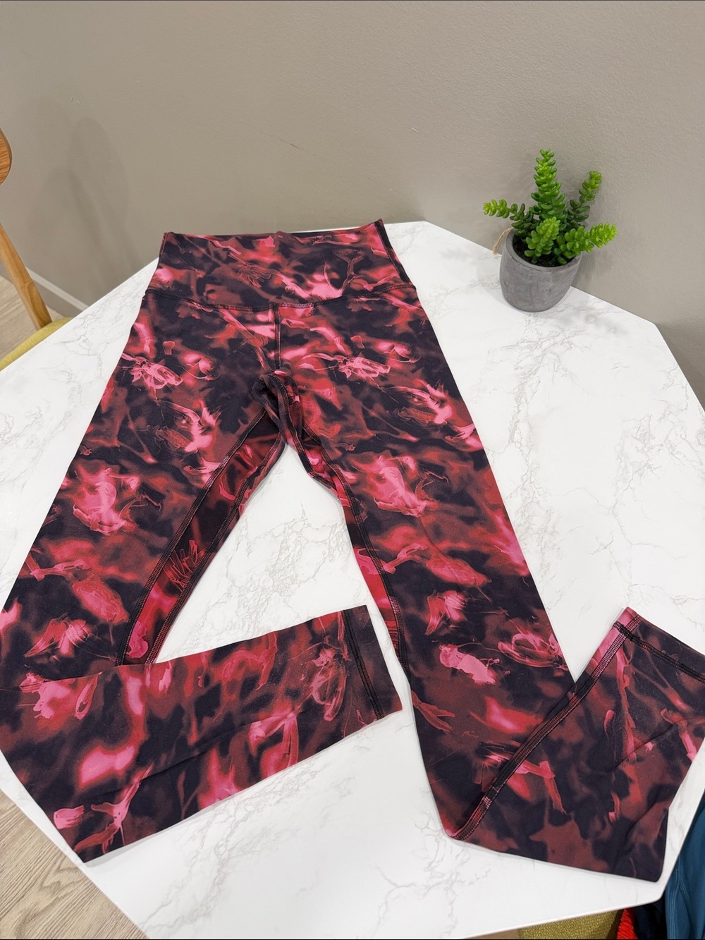 lululemon Pink & Black Marble Print Leggings size 4 28inseam